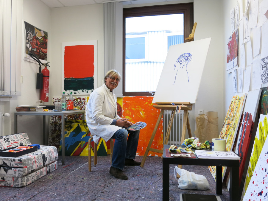 Michael Müller arbeitet in seinem Atelier im Wurst Case