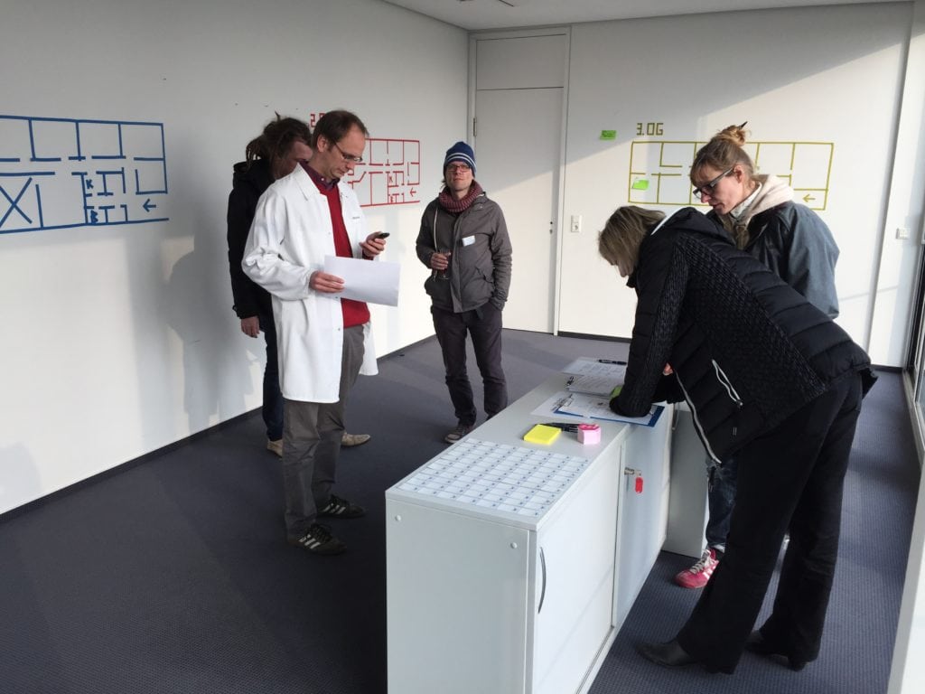 Besucherinnen und Besucher in einem Raum im Wurst Case