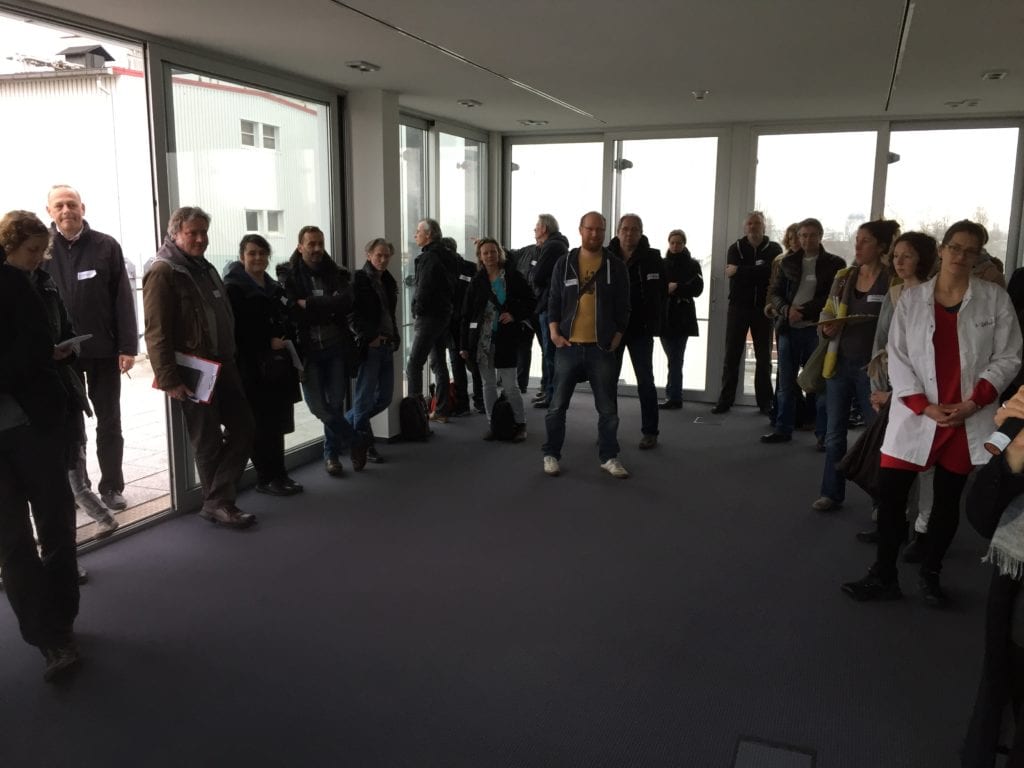Gruppe bei einem Rundgang im Eckraum
