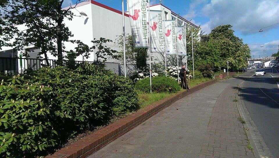 Straße vor dem Wurst Case mit Grünstreifen