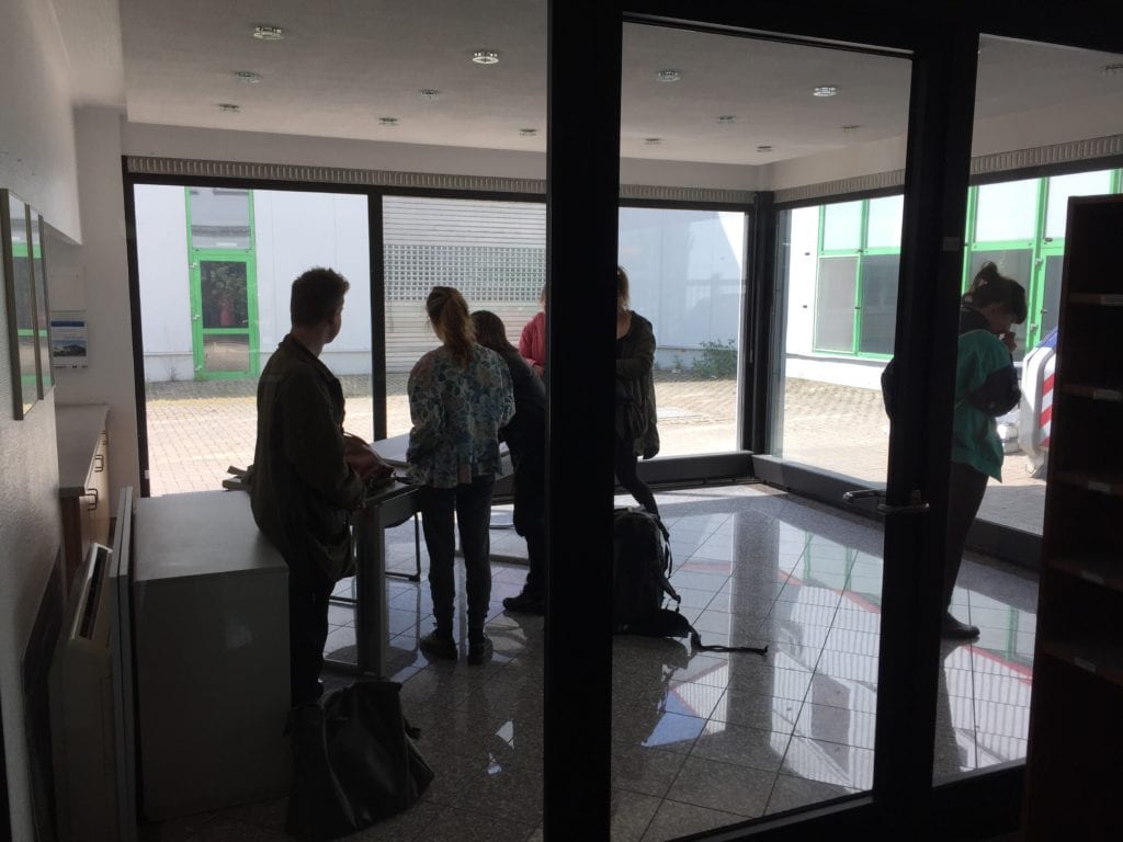 Menschen im verglasten Eckraum
