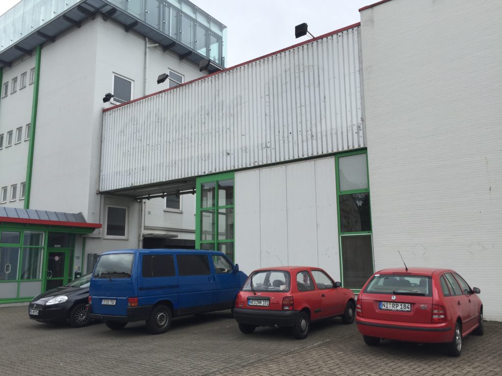 Seitenansicht des Wurst Case mit Parkplatz