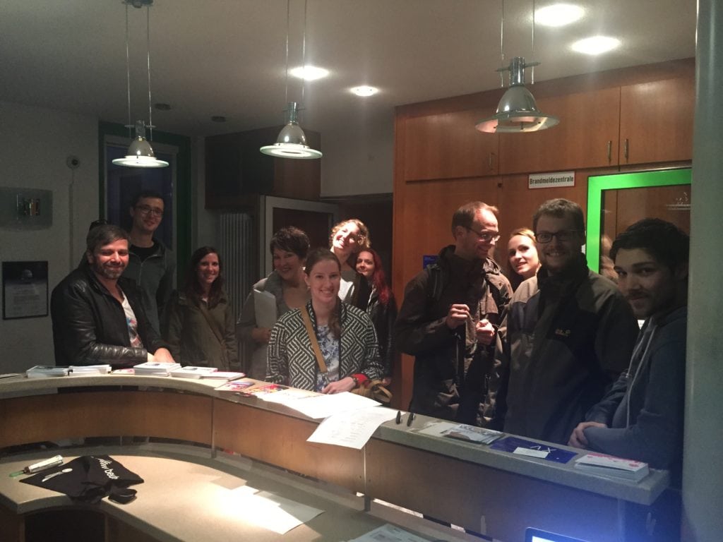Gruppe im Foyer des Wurst Case