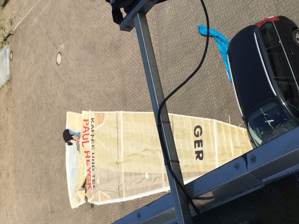 Große Plane wird auf dem Hof ausgelegt, von oben fotografiert