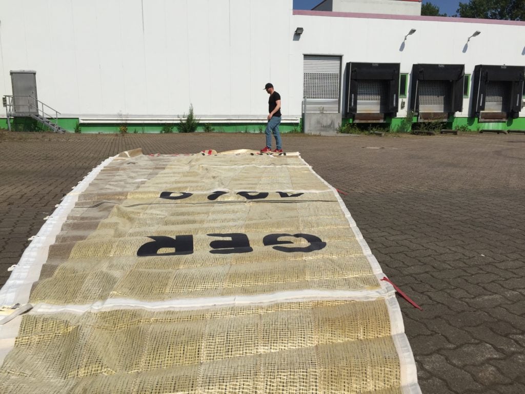 Ausgelegte Plane auf dem Hof des Wurst Case